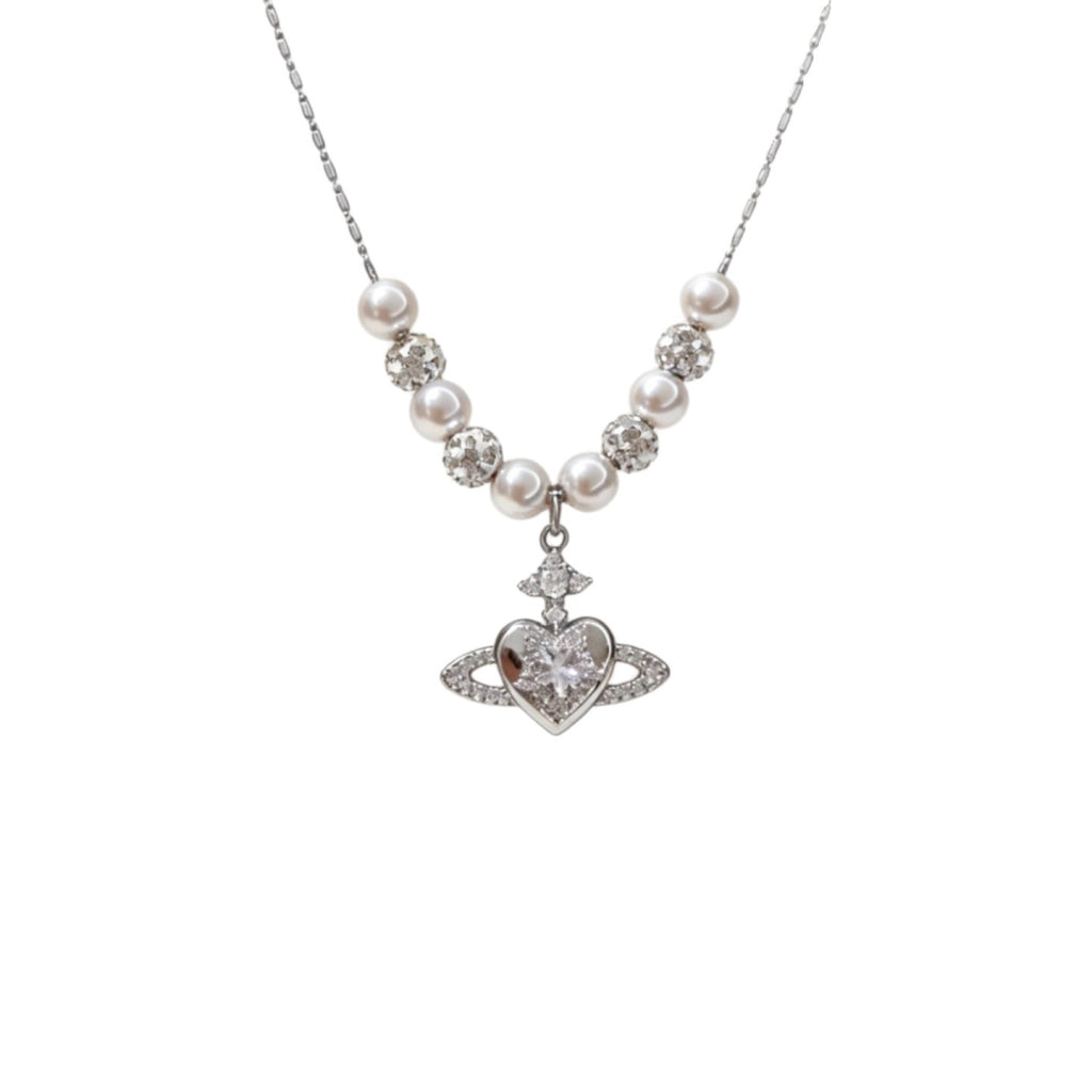 Collana con pianeta a forma di cuore in zircone, ciondolo di Saturno e catena di perle per la clavicola.