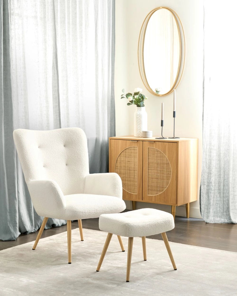 Poltrona rivestita in tessuto beige con motivo floreale con poggiapiedi in stile retrò