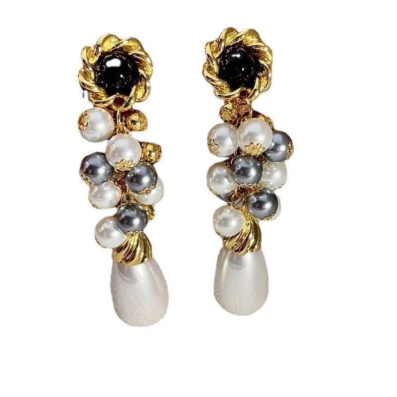 Orecchini vintage a goccia con perle bianche