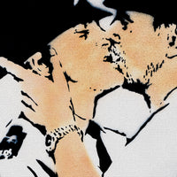 Kissing Policeman - Banksy - Quadro stampato su Canvas e montato su telaio in legno Misura: 70x100 cm
