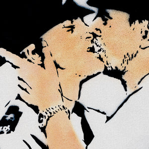 Kissing Policeman - Banksy - Quadro stampato su Canvas e montato su telaio in legno Misura: 70x100 cm