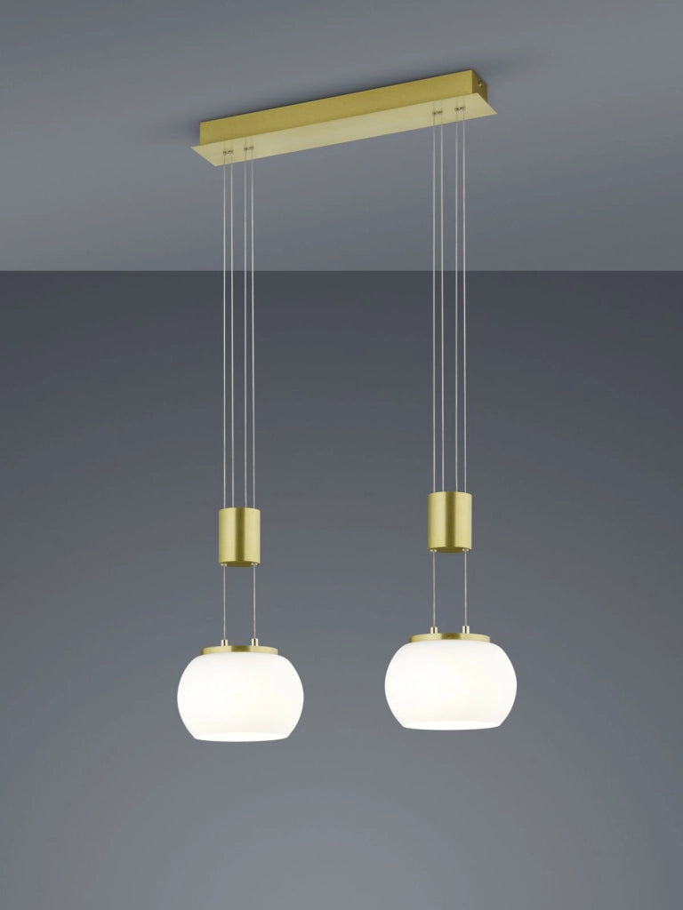 MADISON SOSPENSIONE LED 16W 1800lm, 3000K BARRA METALLO OTTONE E 2 VETRI SFERA BIANCHI CON REGOLAZIONE ALTEZZA CON CONTRAPPESO E DIMMERAZIONE INTENSITA' CON NORMALE INTERRUTTORE A PARETE L. 52CM