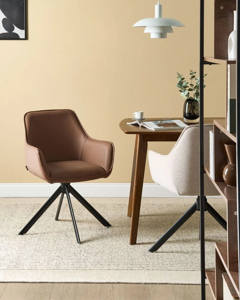 Sedia da pranzo girevole in ecopelle marrone con braccioli, stile moderno scandinavo