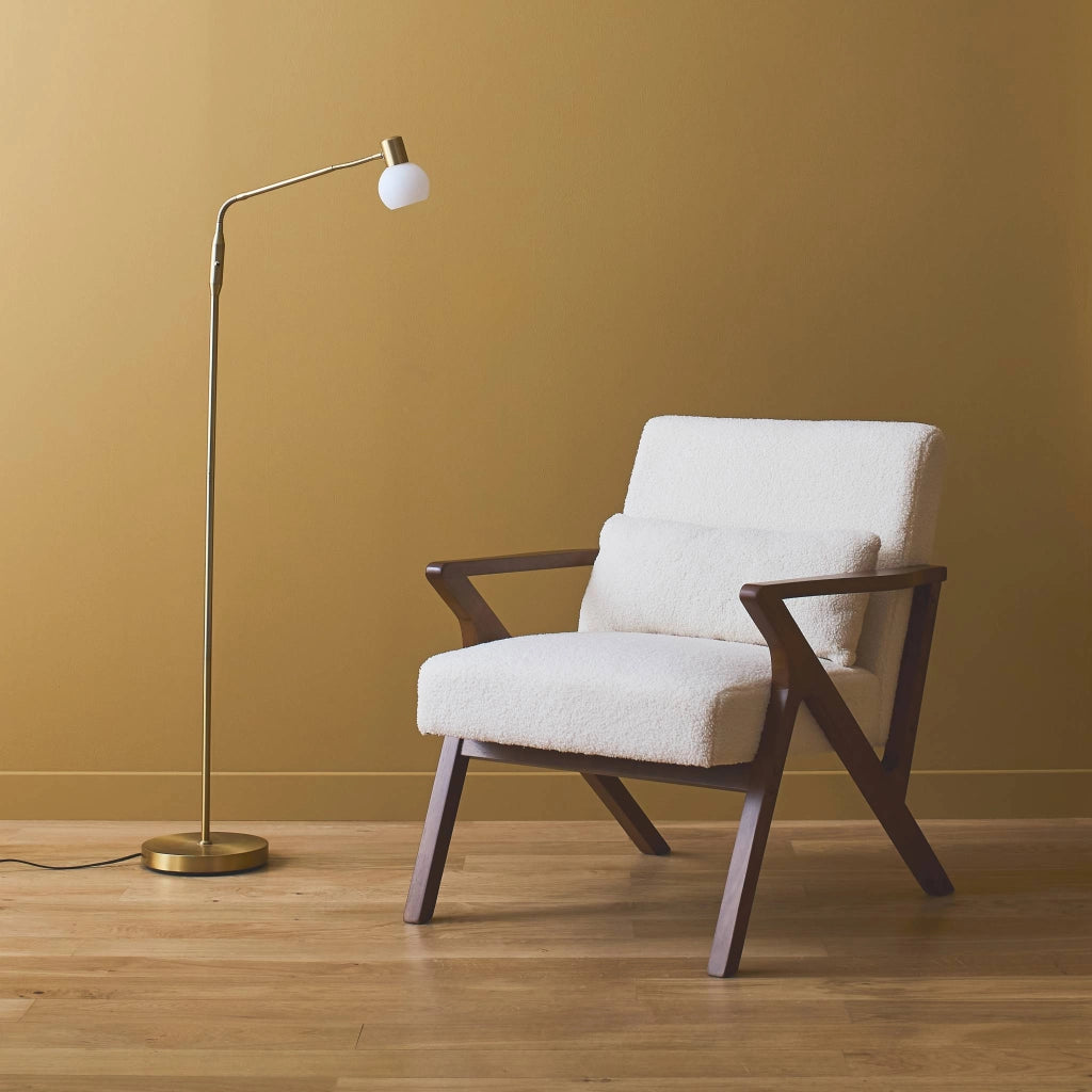 Poltrona scandinava in legno di hevea e bouclé, bianco