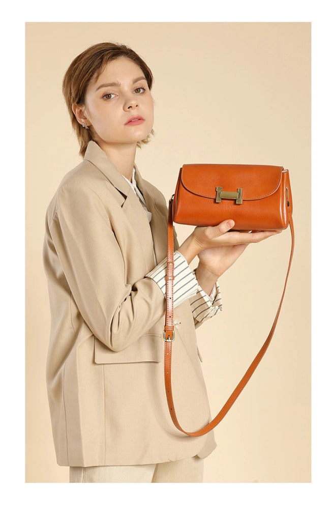 Borsa a tracolla da donna in vera pelle, colore arancione.