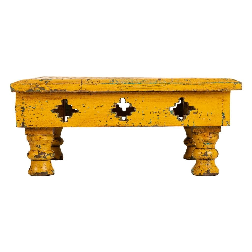 Tavolino in legno intagliato giallo 33x33x14h