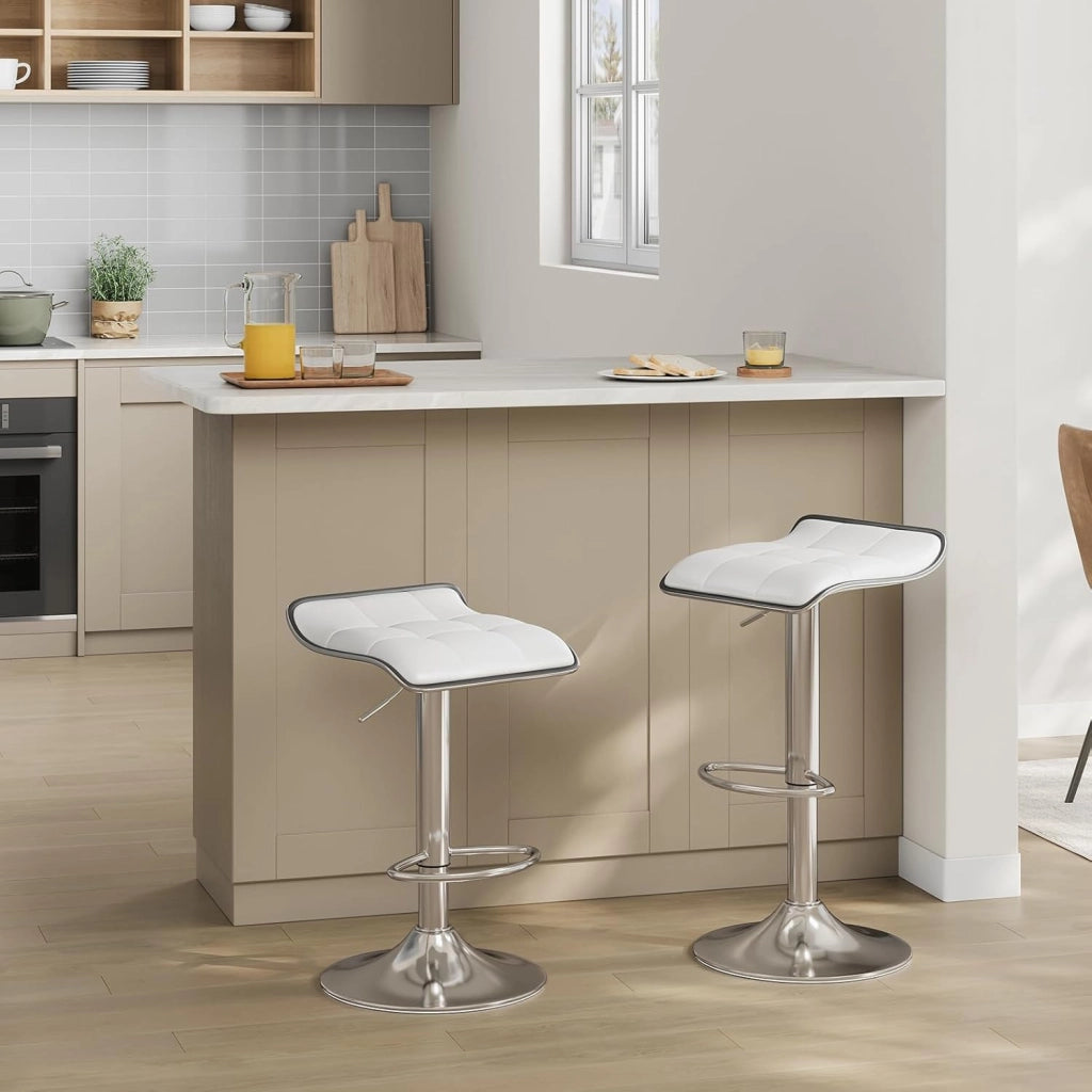 Sgabelli da Cucina/Bar Set di 4, Sedie da Bancone con Poggiapiedi, Altezza Regolabile, Girevoli a 360°, Rivestimenti in PU, Struttura in Metallo, Soggiorno, Bar, Caffè, Bianco