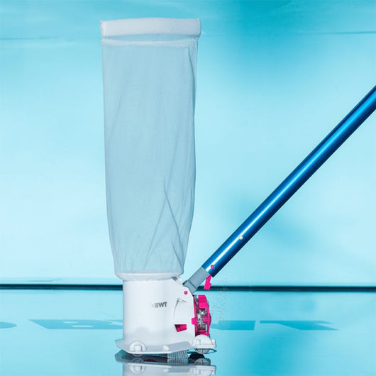 Aspiratore per piscina a batteria BWT BC40 per pulizia del fondo