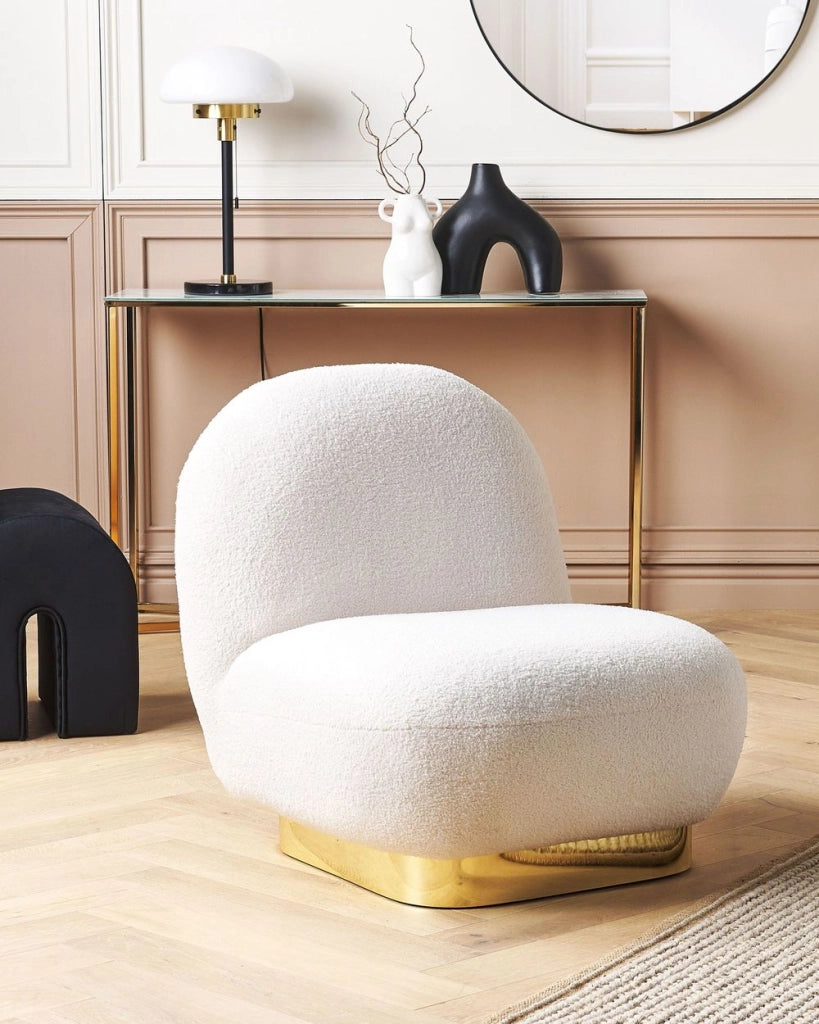 Poltrona bianca in tessuto bouclé con base color oro stile contemporaneo moderno soggiorno camera da letto