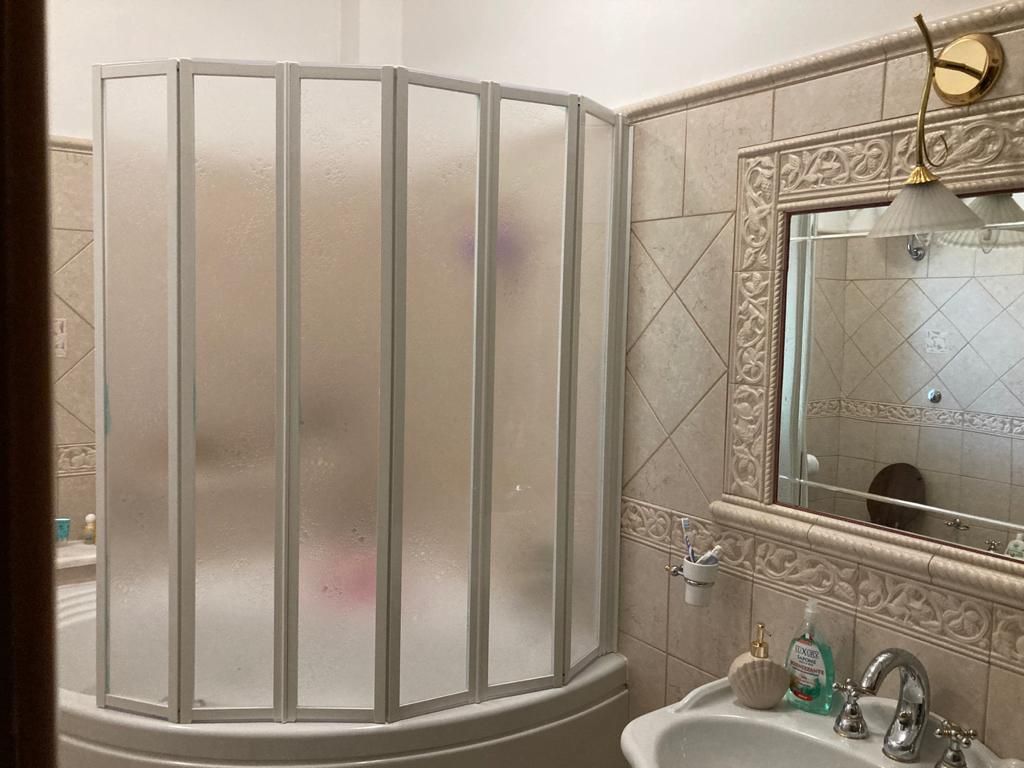 Box sopravasca a 7 ante pieghevoli in acrilico - Made in Italy - Misura: 154-155 x H 140 cm