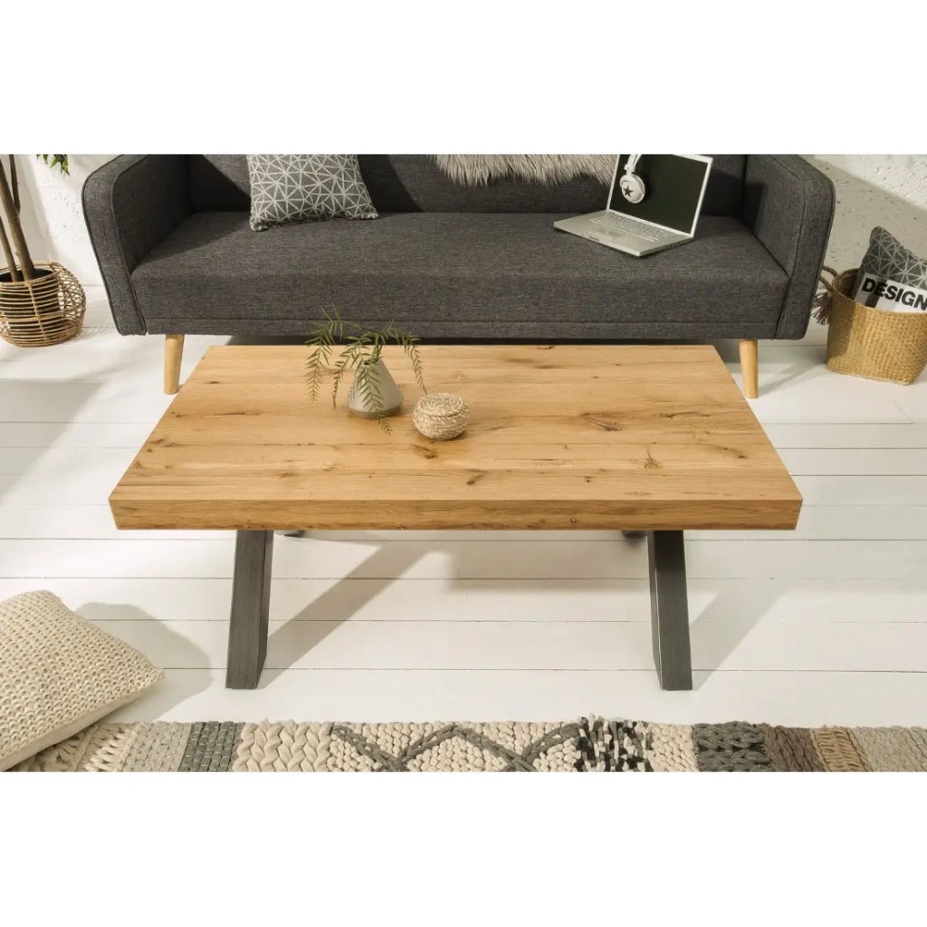 Tavolino basso CAVARA 110 cm in legno massiccio di rovere oliato con gambe metalliche nere a X – stile industriale