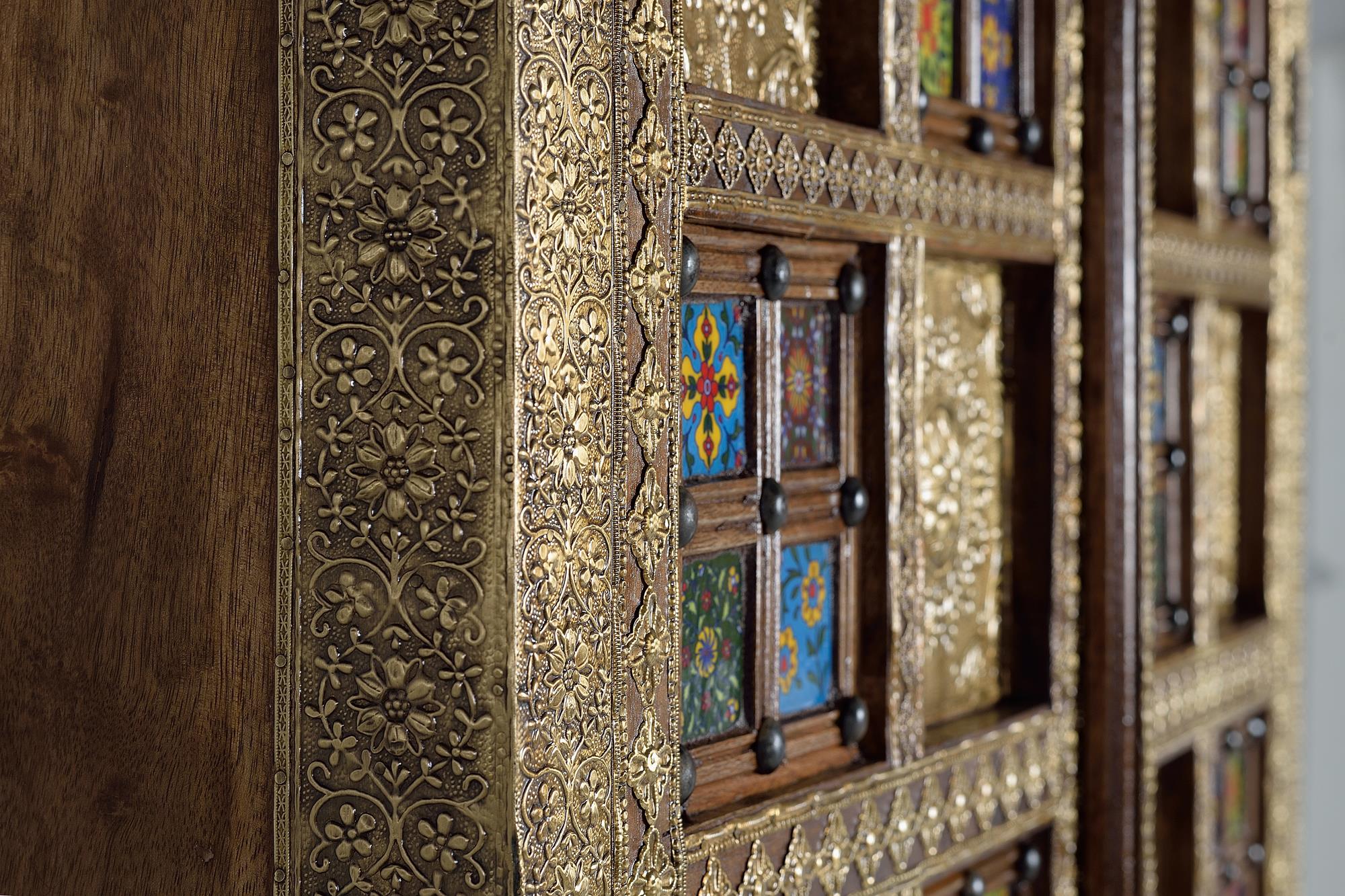 Armadio in massello di acacia intarsiato con maiolica e bronzo 