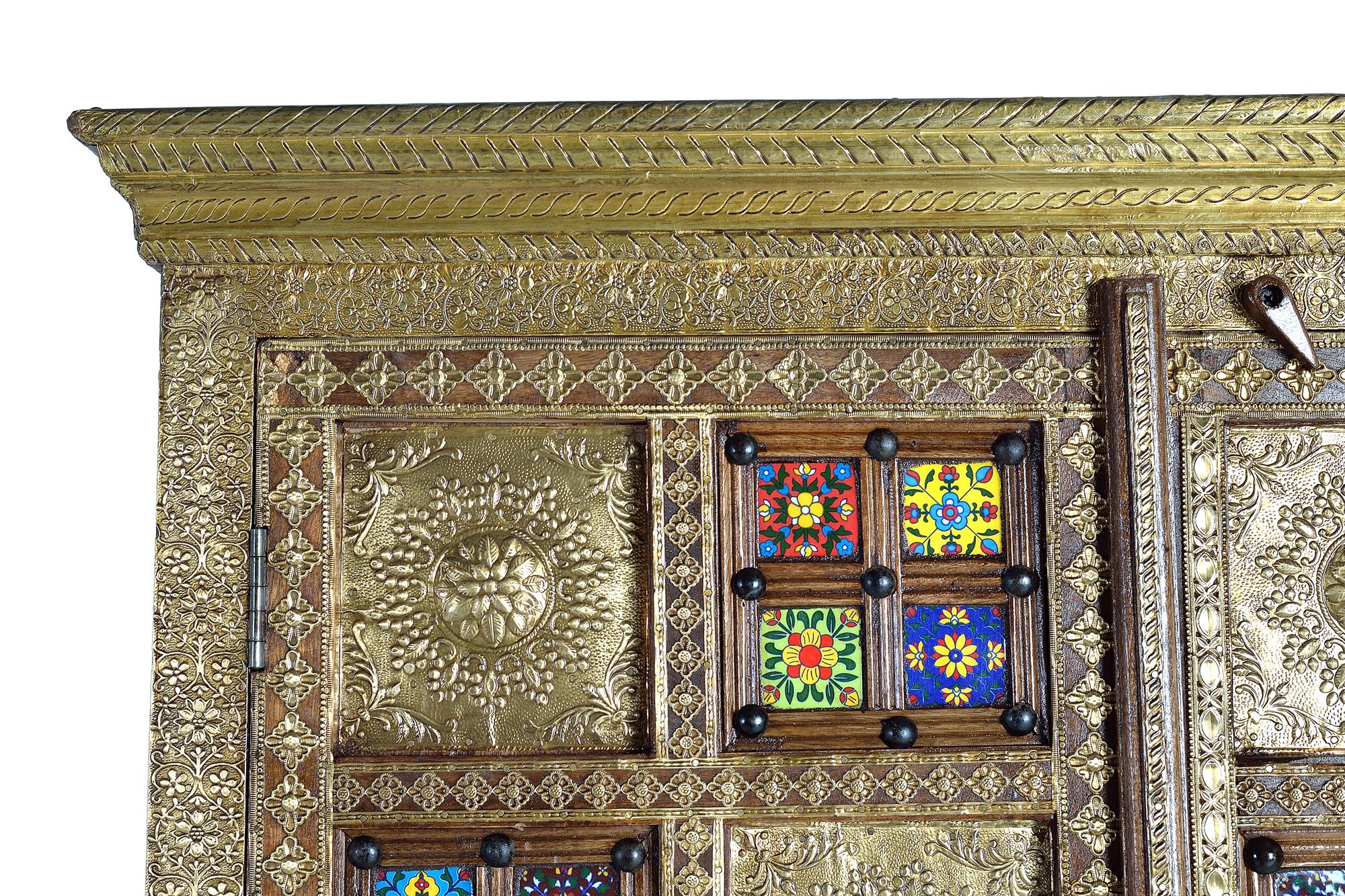 Armadio in massello di acacia intarsiato con maiolica e bronzo 