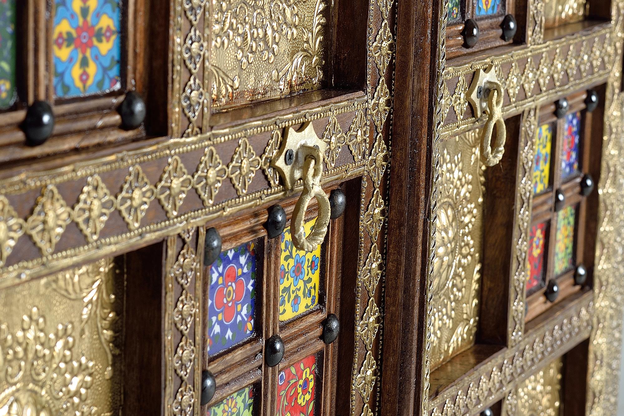 Armadio in massello di acacia intarsiato con maiolica e bronzo 