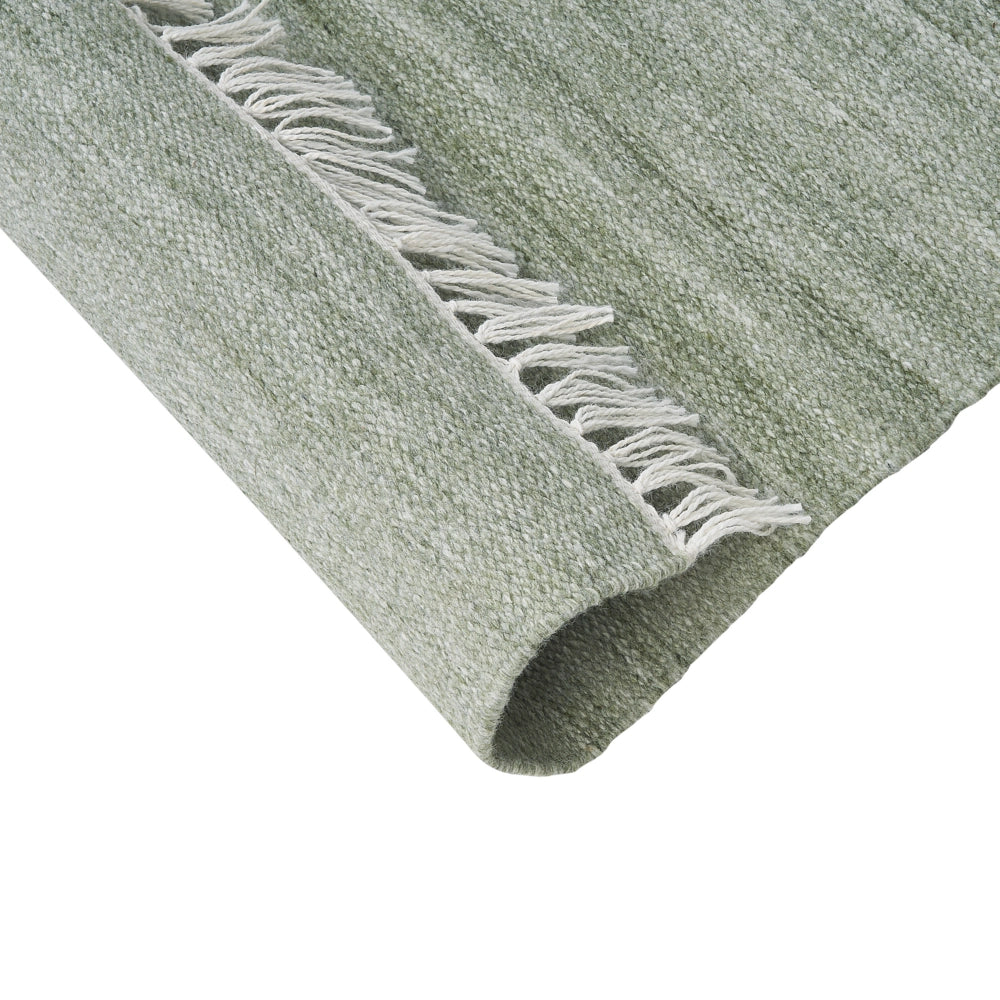 Tappeto in PET riciclato colore verde chiaro con frange 80 x 150 cm interno esterno