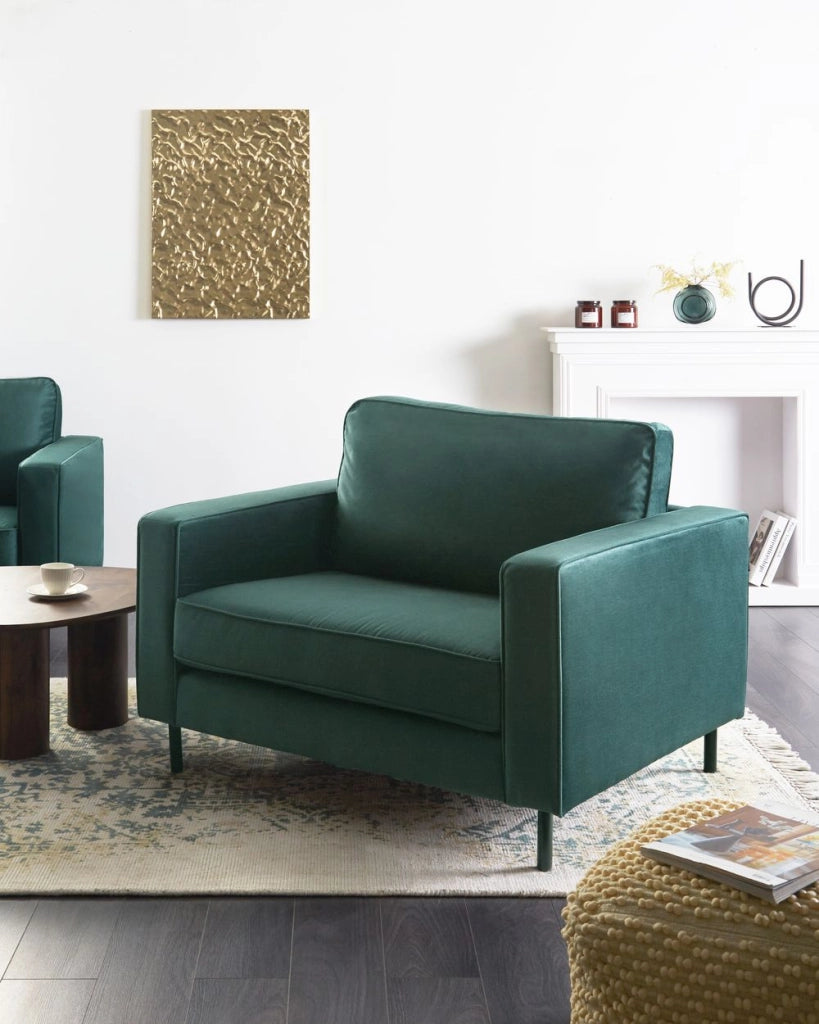 Poltrona in velluto verde scuro con cuscini e gambe in metallo stile moderno minimalista