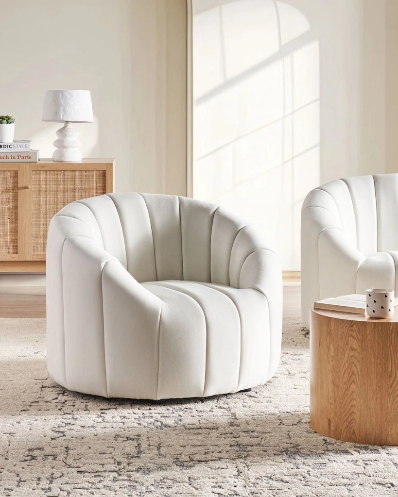 Poltrona in velluto bianco sporco in tessuto morbido Design contemporaneo e retrò Seduta imbottita e schienale basso