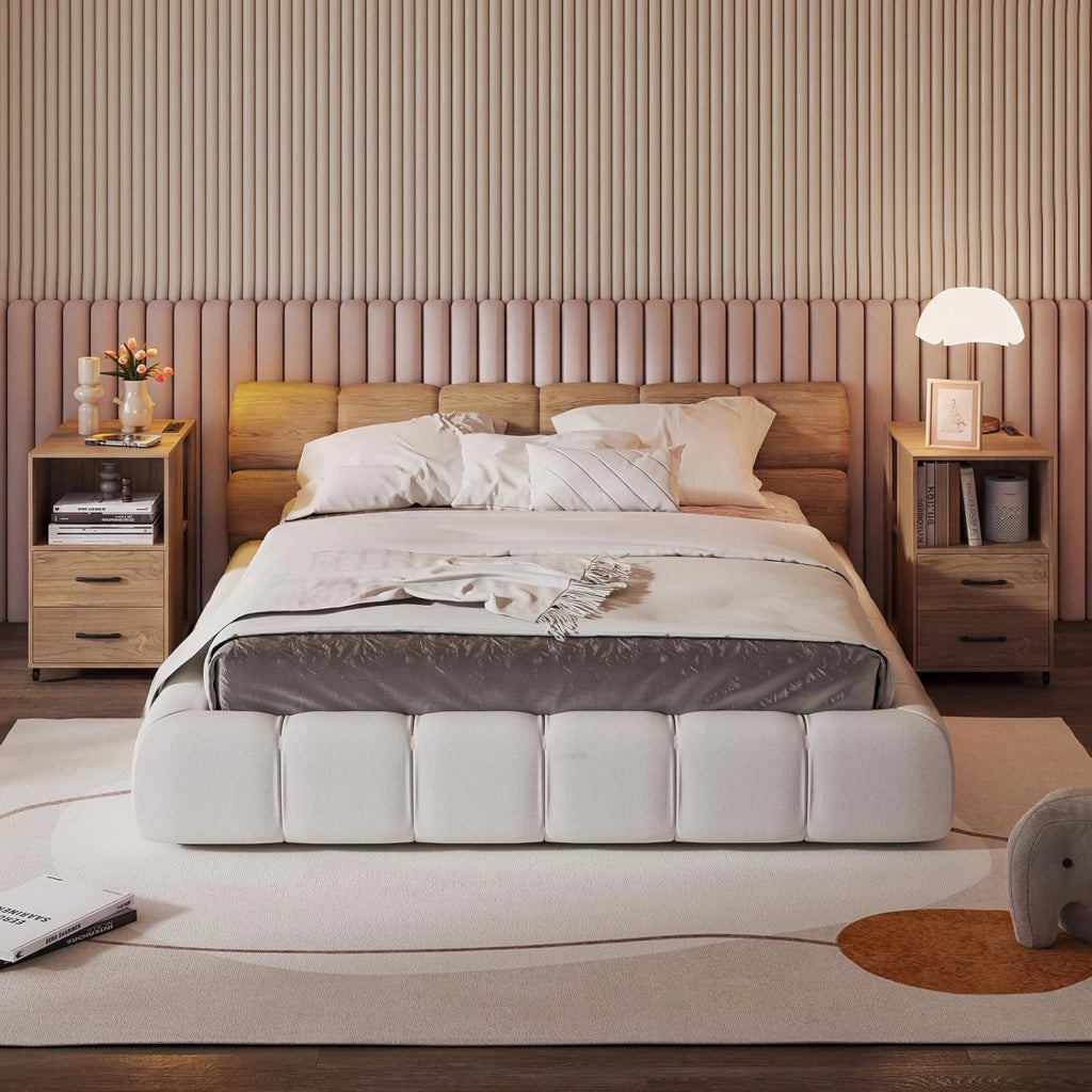Tavolino Laterale Mobile con Stazione di Ricarica, Comodino con Cassetti, Ripiani e Ruote Bloccabili, Tavolino Moderno per Camera da Letto, Ufficio e Soggiorno, 60 x 40 x 65,5 cm (Naturale)