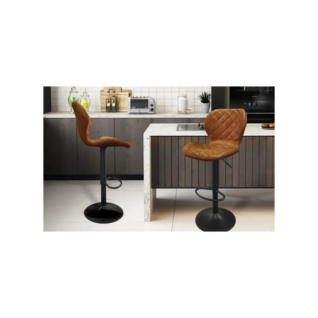 Sgabello da bar MABEL - PU cognac - Altezza regolabile 90-111 cm - Piedi in metallo - Stile vintage