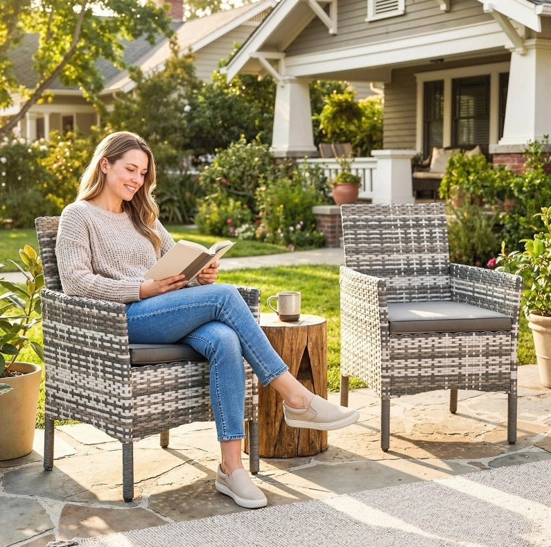 Set 2 sedie da giardino ULEVR in rattan PE grigio con cuscini sfoderabili, braccioli e struttura in acciaio