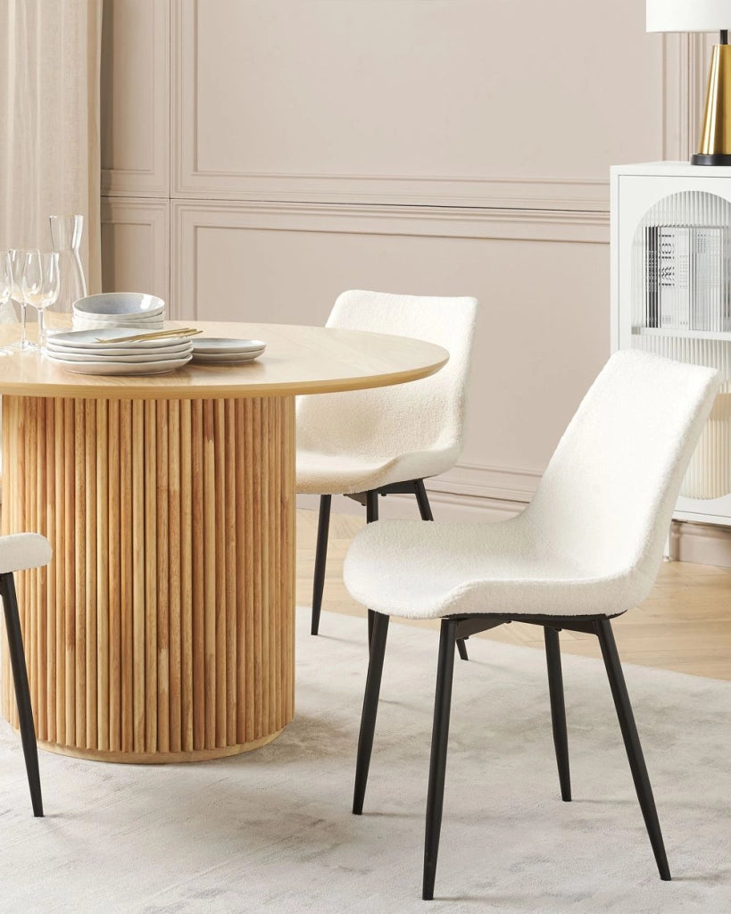 Set di 2 sedie da pranzo in tessuto bouclè bianco braccioli schienale intagliato gambe in metallo moderna industriale