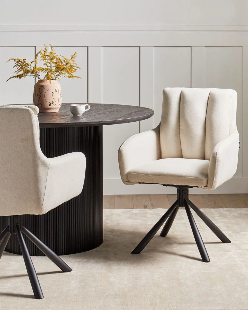 Set di 2 sedie girevoli da pranzo in tessuto beige con braccioli Schienale trapuntato Gambe in metallo nero Retro