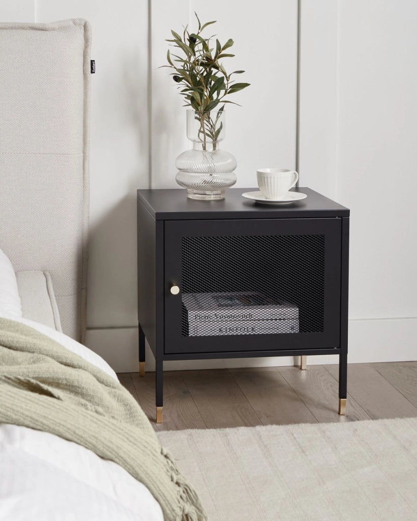 Comodino con anta a rete in acciaio nero camera da letto moderna industriale