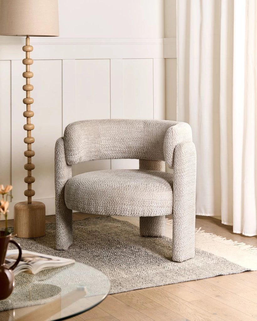 Poltrona imbottita in ciniglia con schienale curvo seduta moderna in stile scandinavo colore beige chiaro
