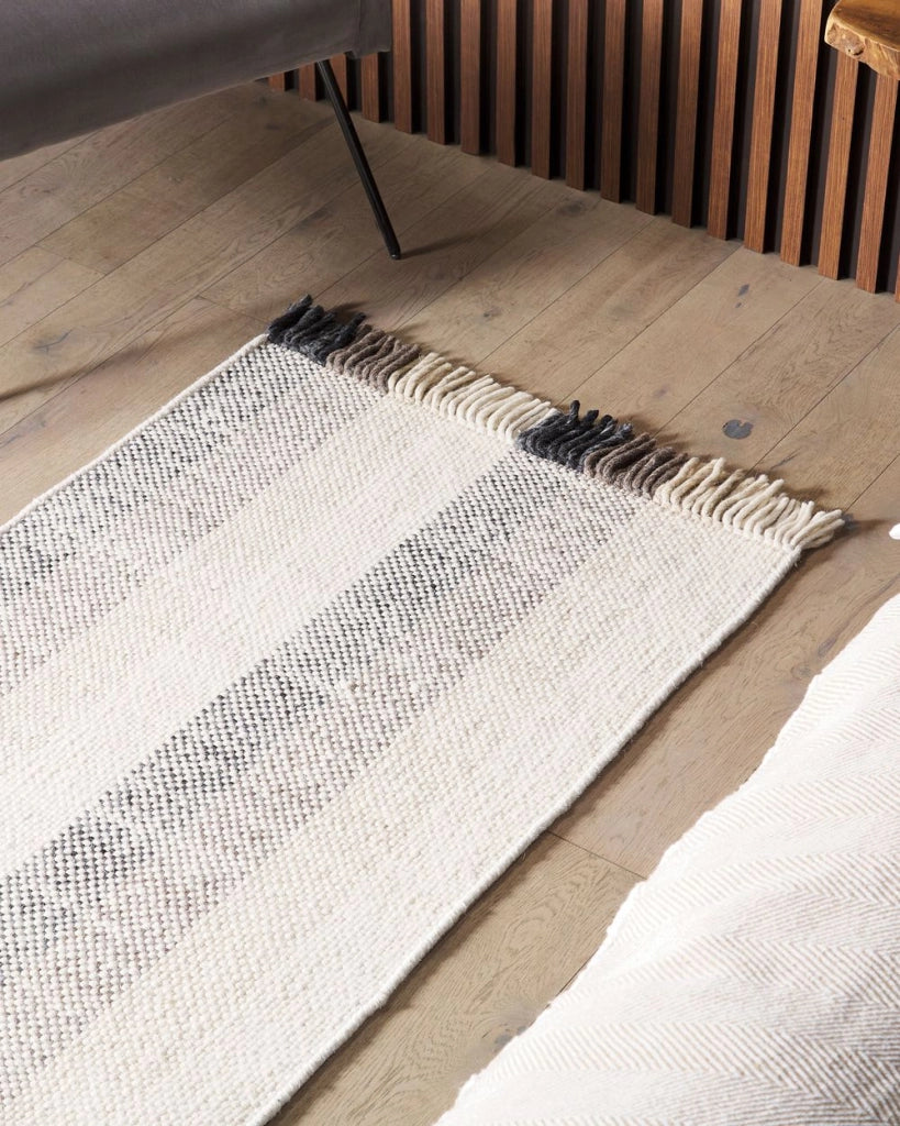 Tappeto in lana bianco sporco nero marrone 80 x 150 cm fatto a mano con nappe moderne