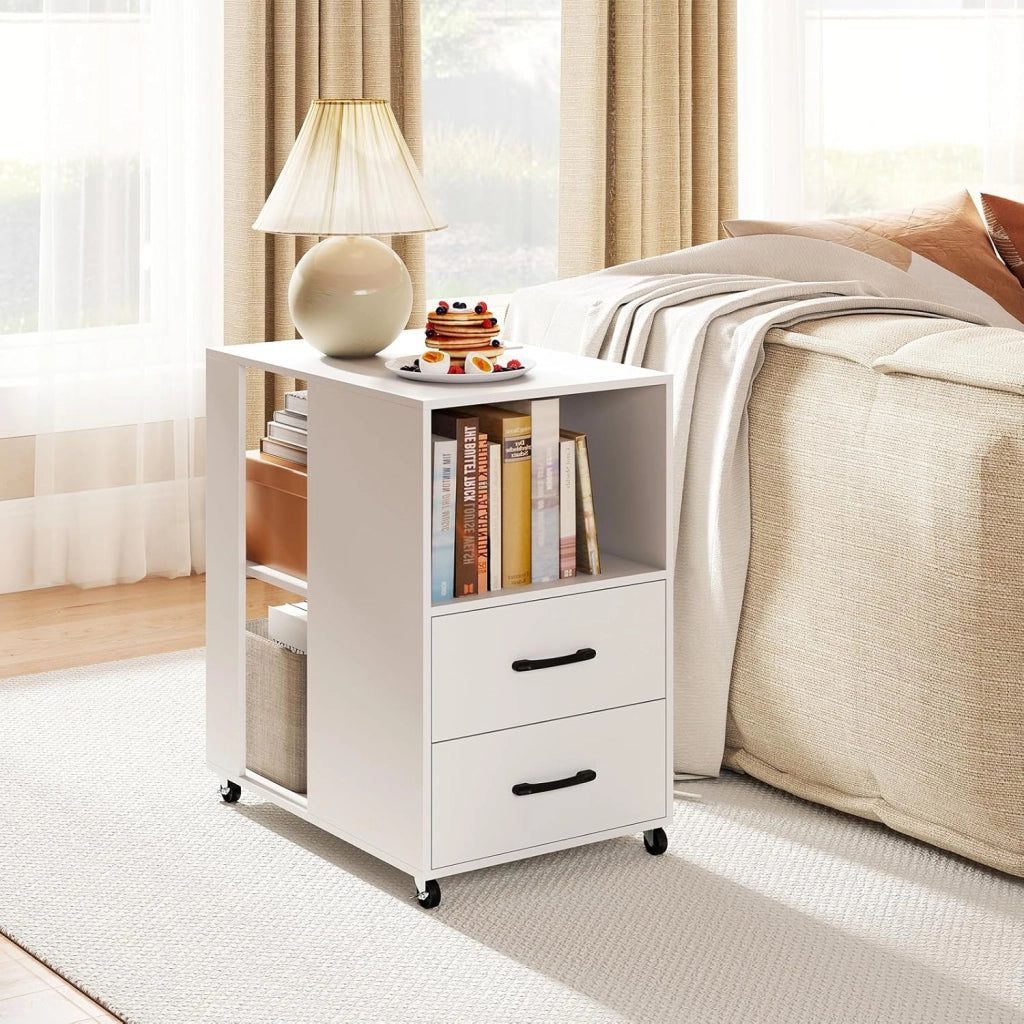Tavolino Laterale Mobile con Stazione di Ricarica, Comodino con Cassetti, Ripiani e Ruote Bloccabili, Tavolino Moderno per Camera da Letto, Ufficio e Soggiorno, 60 x 40 x 65,5 cm (Bianco)