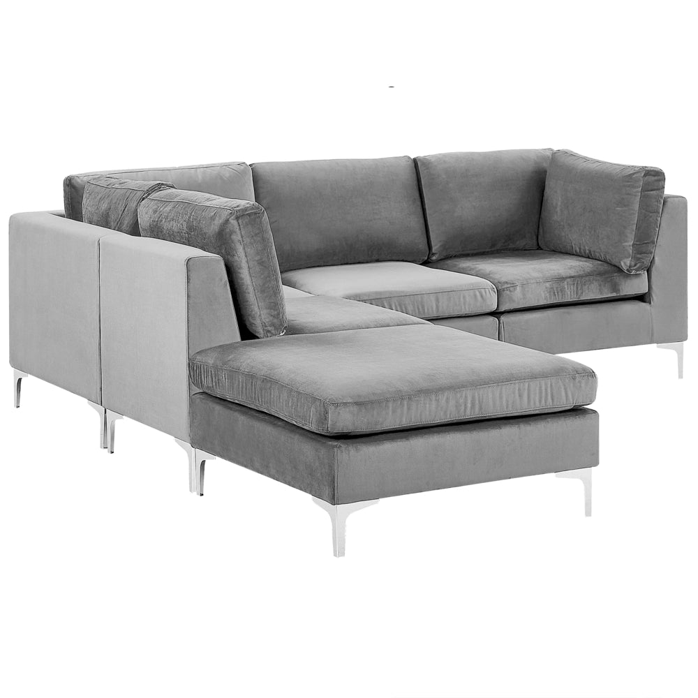 Divano ad angolo modulare versione destra con ottomana in velluto grigio 4 posti gambe in metallo argento a forma di L stile glamour