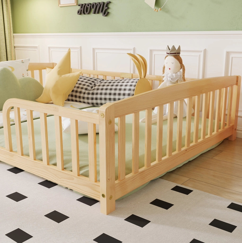 Letto a pavimento per bambini 140x200 cm con sponde di sicurezza in legno naturale