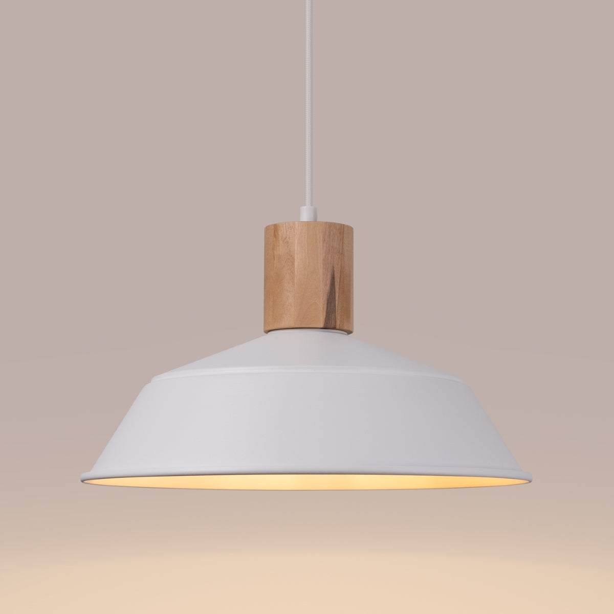 Lampada da terra scandinava FANO Peach Puff con cupola in acciaio bianco 34x120cm LED