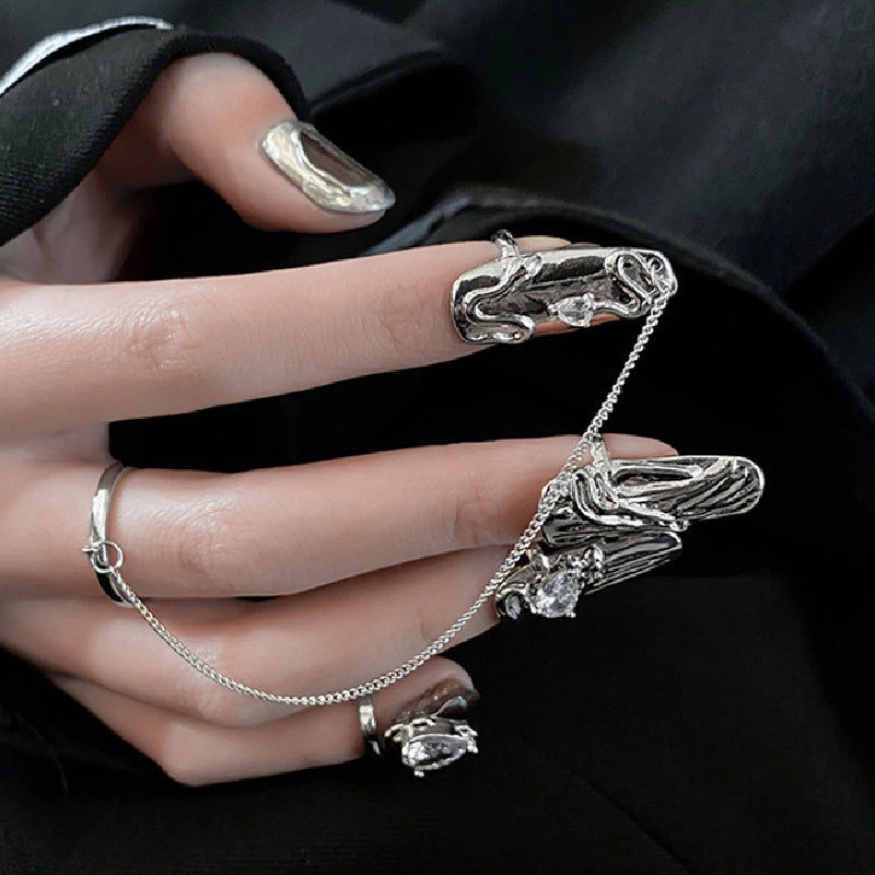 Un set di quattro pezzi composto da anelli per unghie, protezioni per unghie e manicotti per dita, eleganti e alla moda.