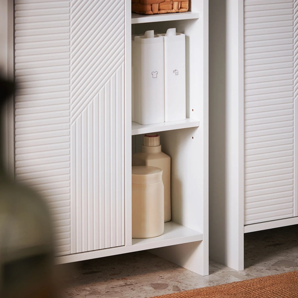 Mobile lavanderia con sacchi portabiancheria pieghevoli Mobiletto Basso da Bagno con Cesto per Biancheria e 3 Ripiani Aperti Bianco 50x30x86 cm BZR156-W