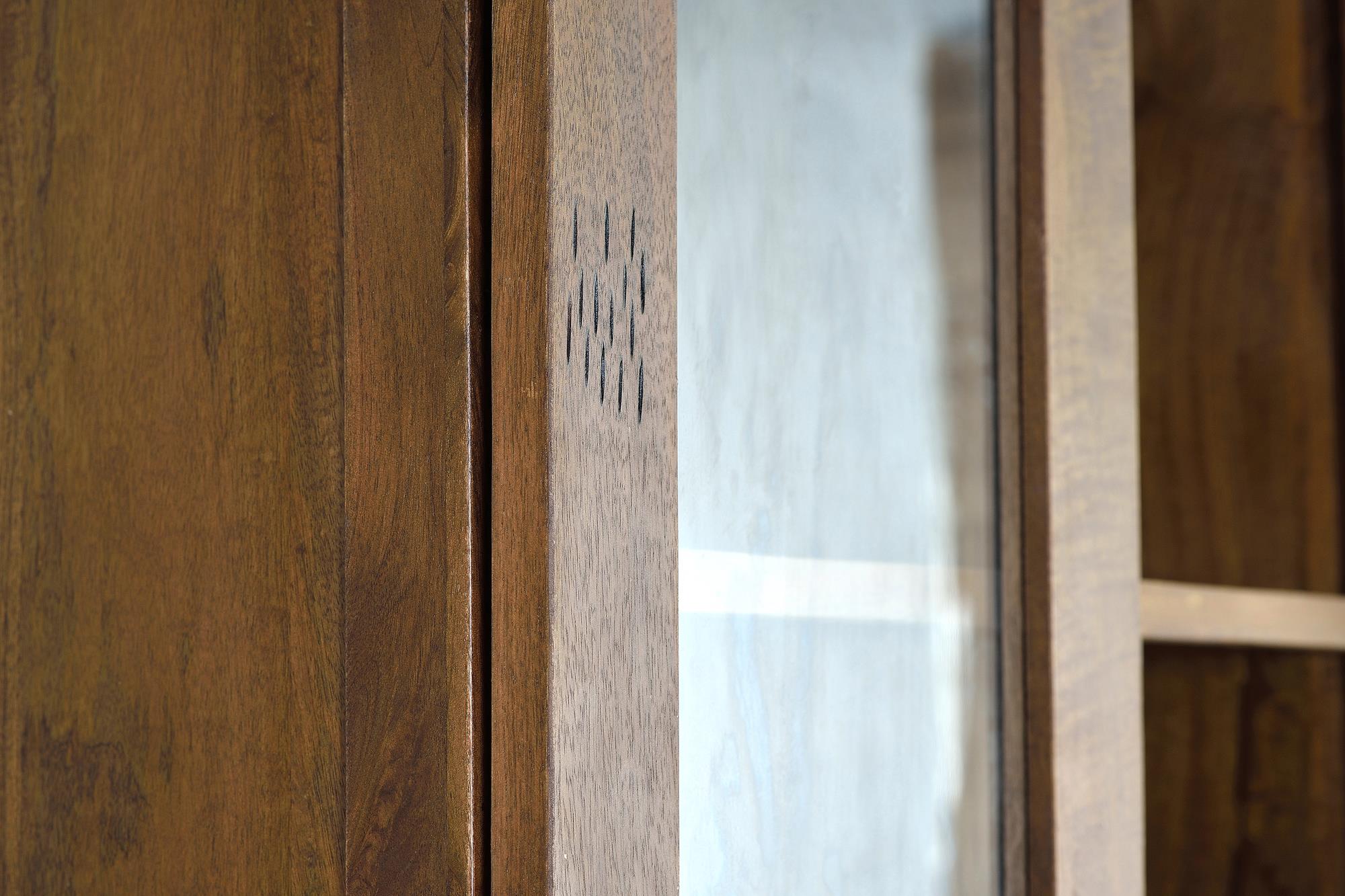 Armadio in legno di mango e metallo