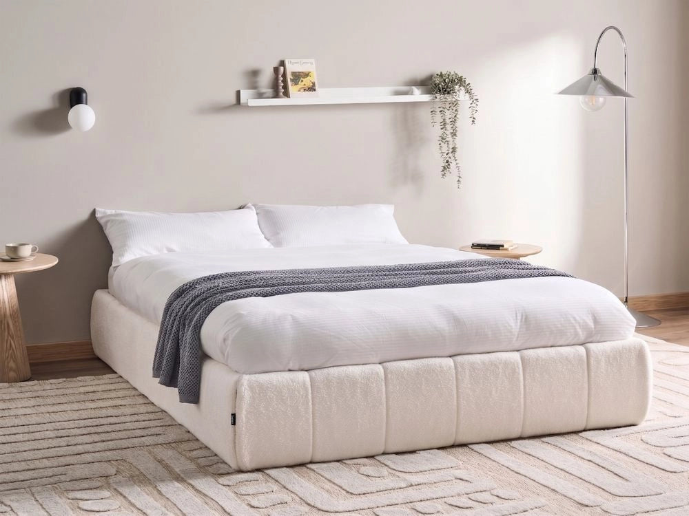 Letto matrimoniale in tessuto bouclè bianco sporco imbottita, con contenitore e panca 140x200 cm design moderno