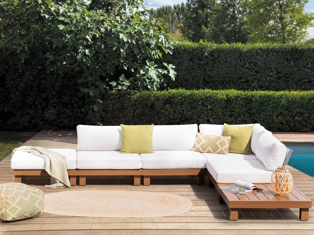 Set di divani angolari modulari da giardino Cuscini bianchi Struttura in alluminio effetto legno chiaro con tavolino da caffè
