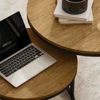 Set di 2 tavoli bassi ad incastro design industriale piano effetto cemento gambe in metallo marrone