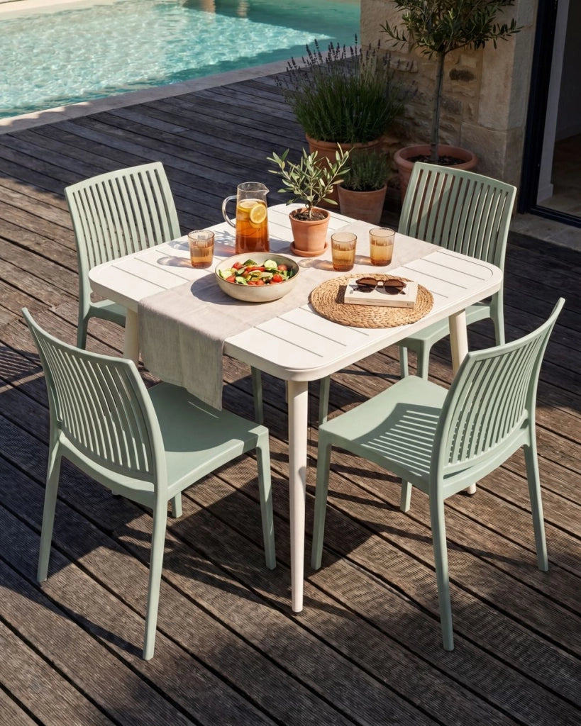 Set di 4 sedie da giardino in plastica sintetica, sedute da esterno impilabili color verde chiaro