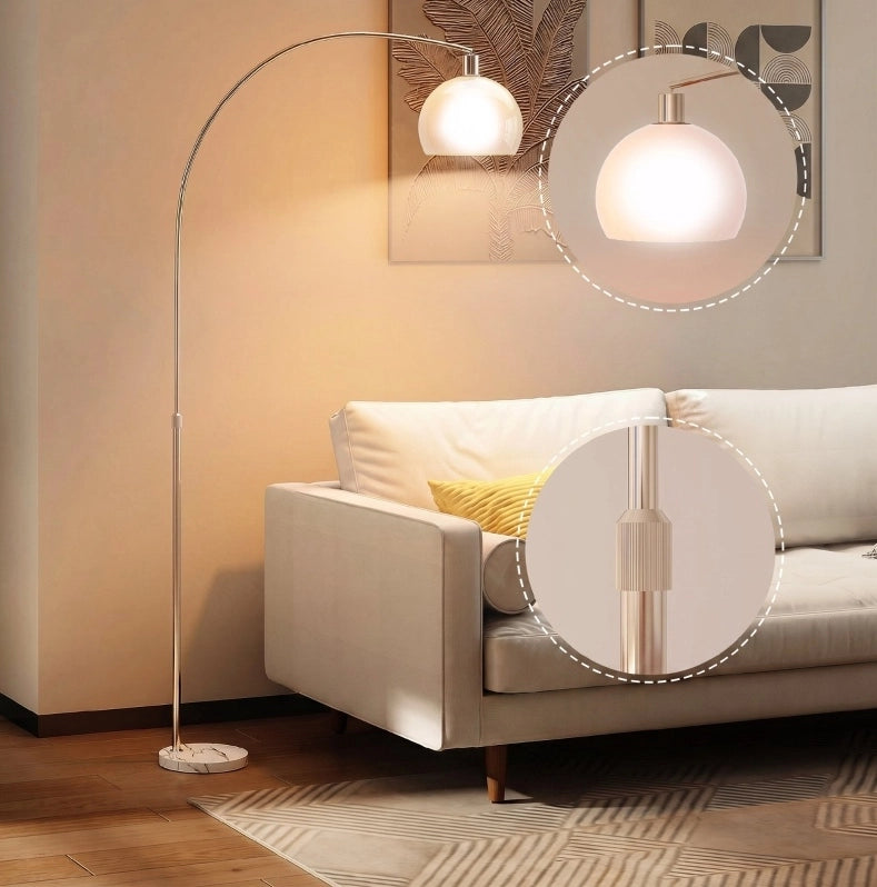 Lampada da terra bianca con testa curva, interruttore a pedale e base in marmo
