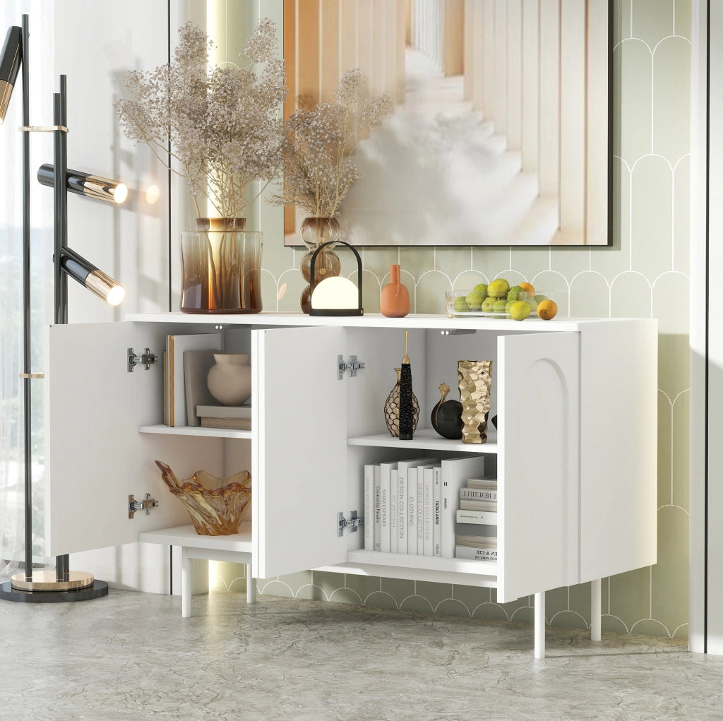 Credenza bianca con ripiani regolabili e gambe in metallo; MDF
