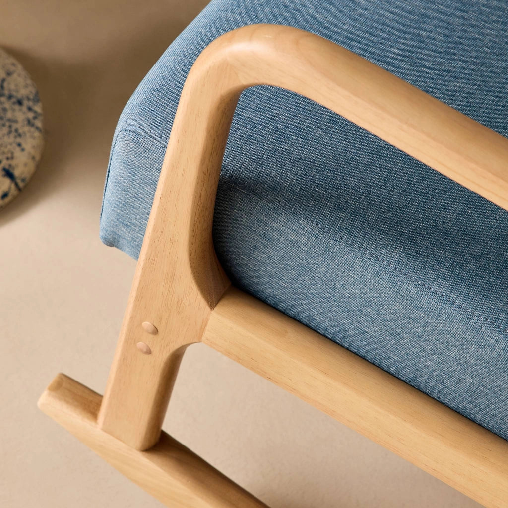 Poltrona scandinava a dondolo in legno e tessuto con braccioli, blu