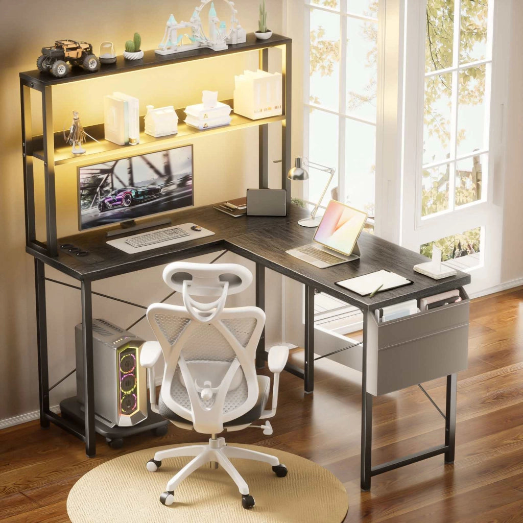 Scrivania per PC a L, scrivania da gaming, prese integrate, doppio ripiano portaoggetti, RGB, design reversibile, grigio