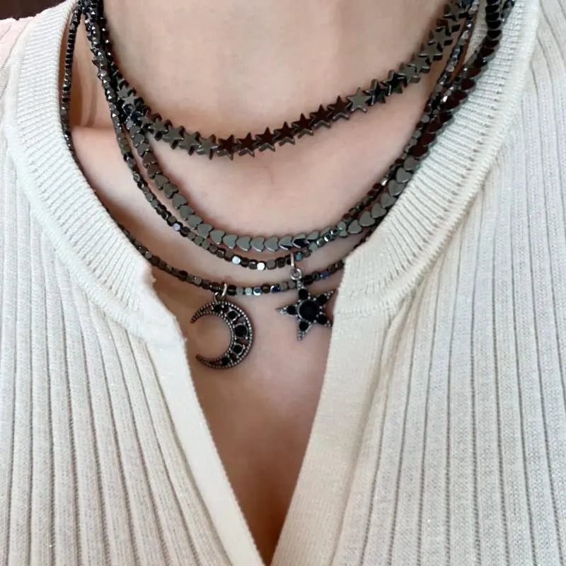 Collana fatta a mano con stelle e luna, perline scure sovrapposte, regalo di Natale o di compleanno.