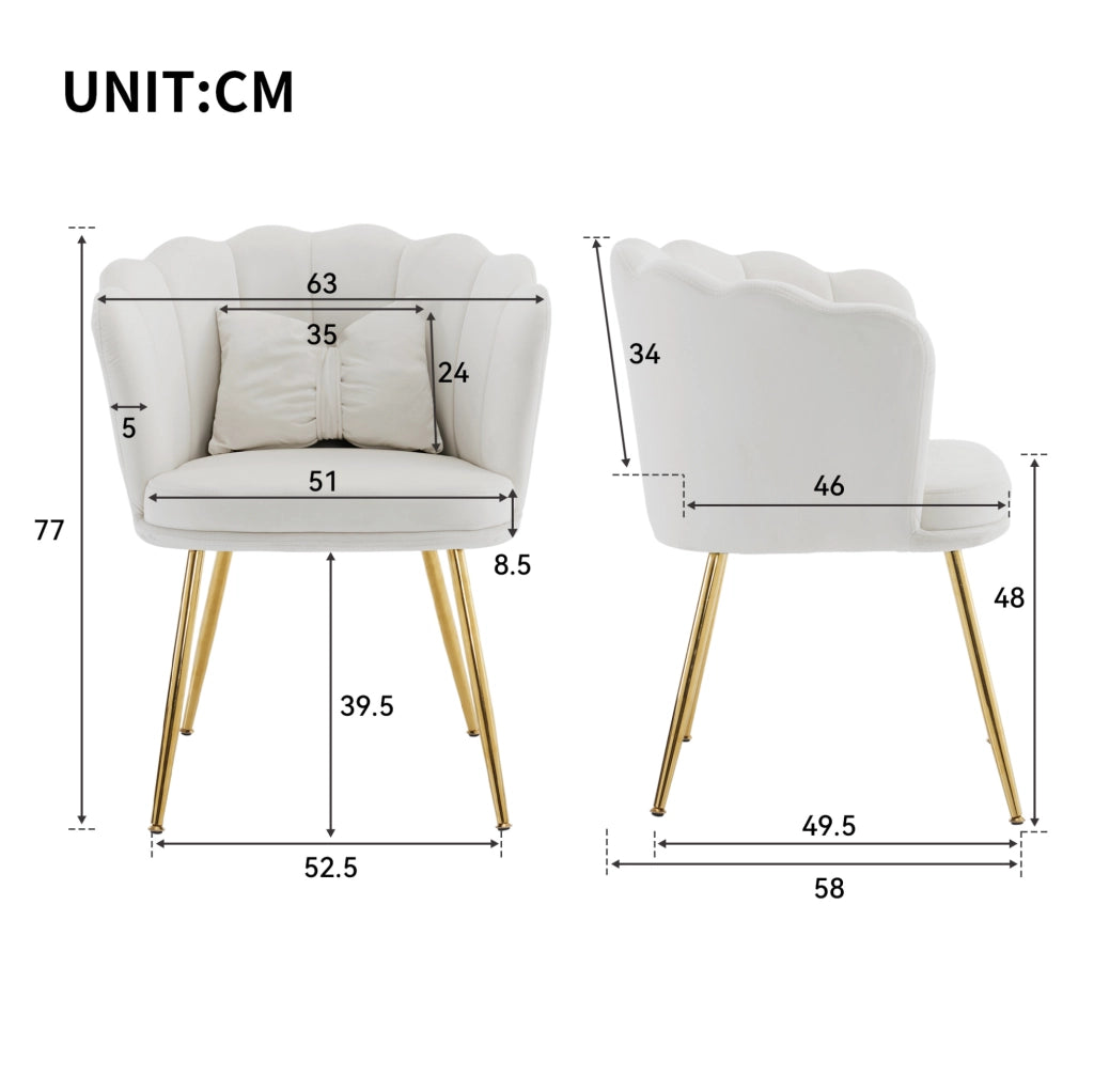 Poltrona in velluto beige con schienale a petali; gambe dorate e cuscino a farfalla