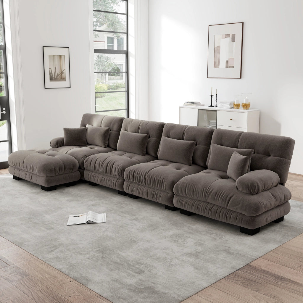 Divano angolare modulare 4 posti con ottomano mobile e cuscini decorativi; in chenille marrone