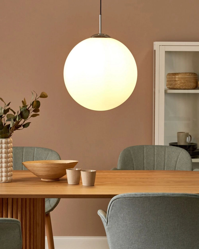 Lampada a Sospensione Vetro Bianco Elementi Argento Forma Globo 1 Luce Moderna