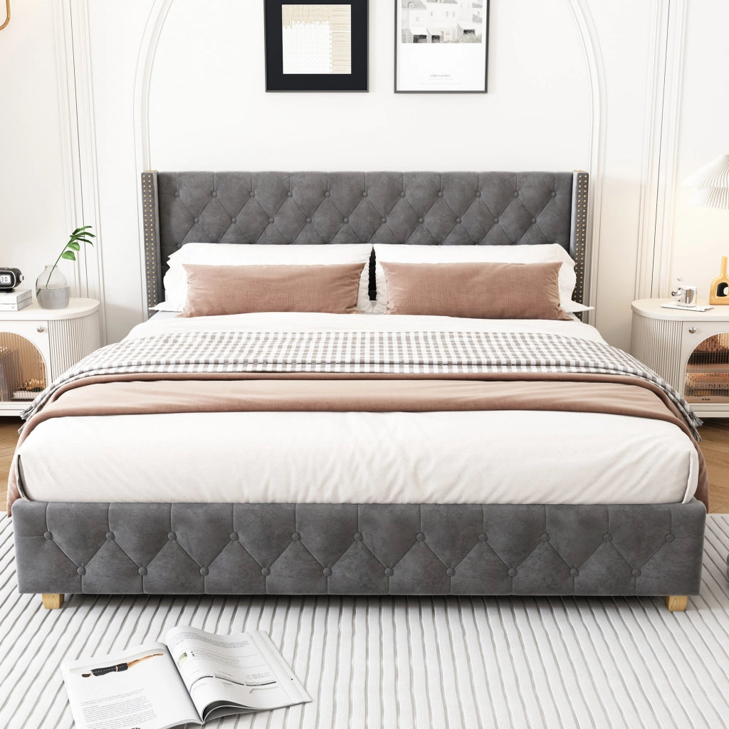 Letto matrimoniale imbottito 160x200 cm con rete a doghe; testiera con bottoni e borchie; velluto grigio