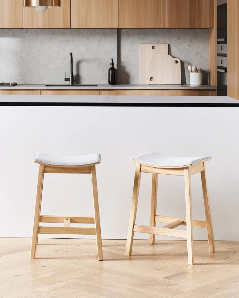 Set di 2 sedie da bar in legno di gomma beige con seduta imbottita in poliestere Legno chiaro